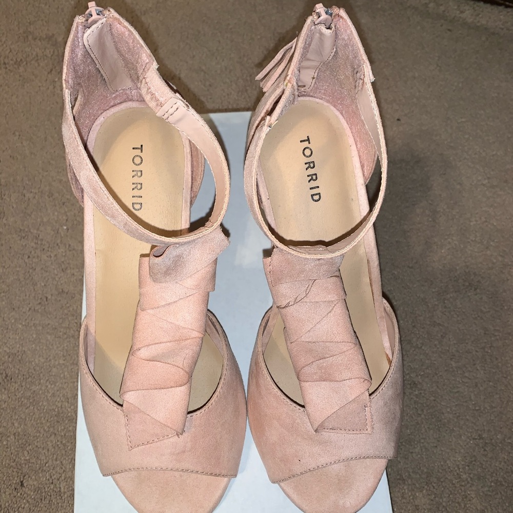 11w pink Torrid heels. Zipper back